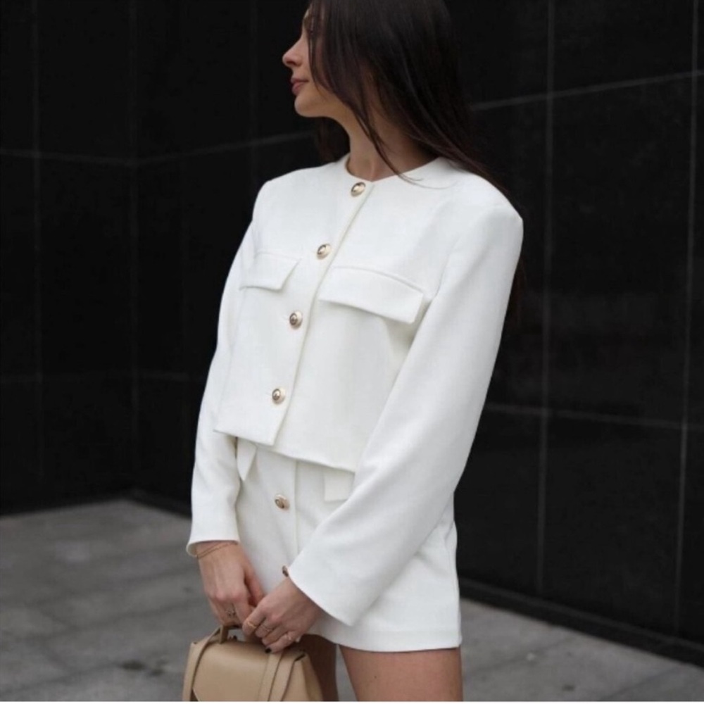 Zara white cropped blazer with golden buttons. Size xs. Summer season 2023.